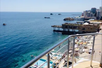 До моря 9 метров Утёс