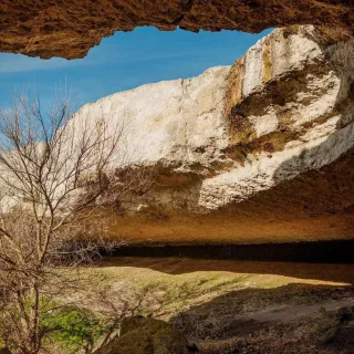 Красота грота Кок-Коба у подножия Белой скалы