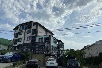 Магнолия, под седлом Орджоникидзе