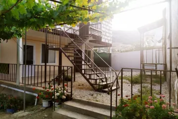 Номера на Персиковой, 4 Весёлое